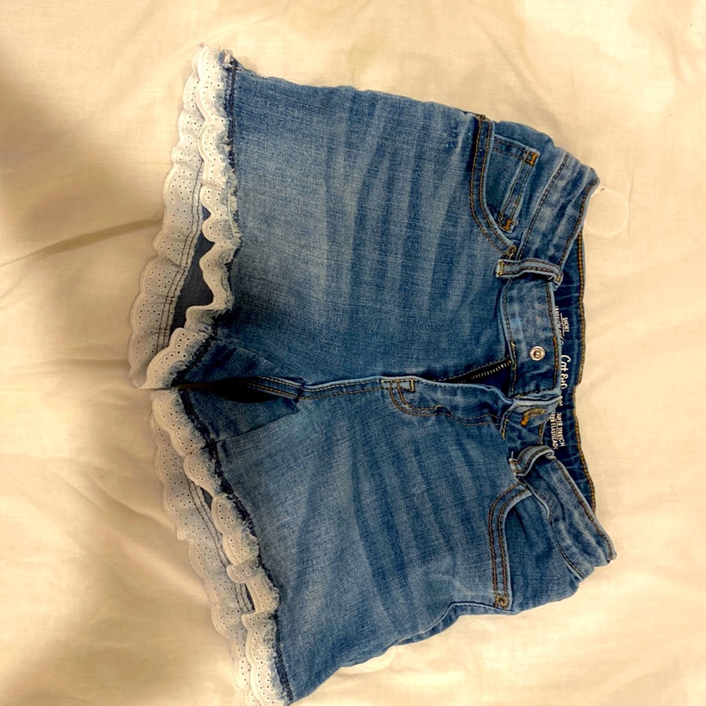 i’m selling these super cute jean shorts and they super comfy